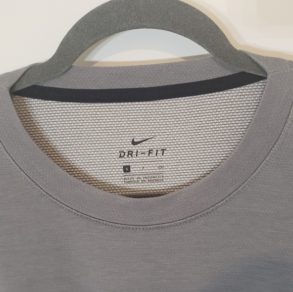 Nike Dri Fit Training Top Long Sleeve Gray Size Small JUST DO IT On Rear Waist - Picture 2 of 16